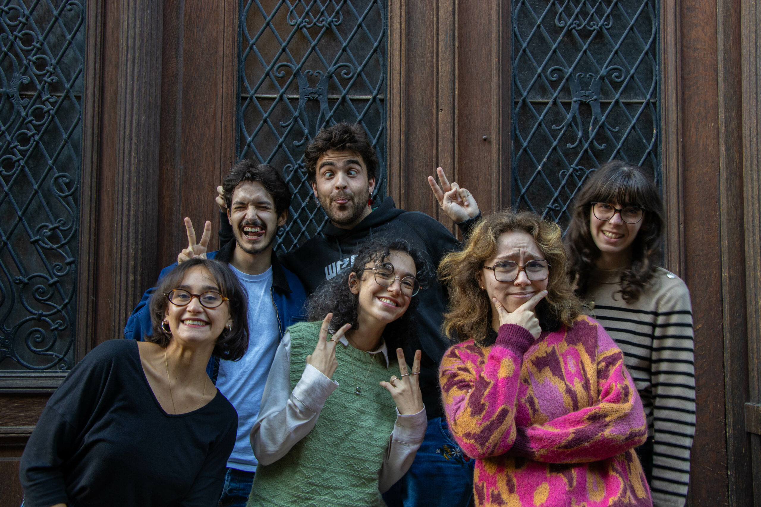 Photographie du bureau d'Apogée Culture qui font des grimaces.